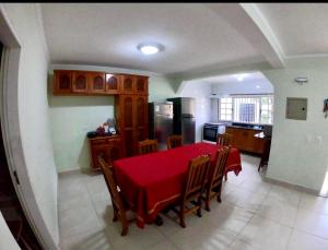 ALUGA-Se CASA CONFORTÁVEL COM PISCINA