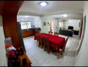 ALUGA-Se CASA CONFORTÁVEL COM PISCINA