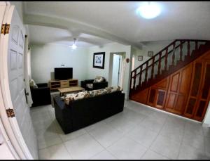 ALUGA-Se CASA CONFORTÁVEL COM PISCINA