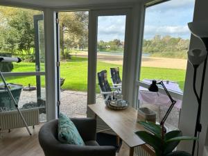 Gezellige vakantiewoning aan het water in Ewijk - recreational only no workers