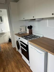 울런공 Sweet Cute blue tiny home with Pool and 2 minute drive to the beach 싱글룸 로비