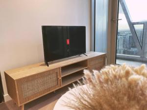 West Side Place Melbourne CBD wBalcony, City Views + Pool, Sauna & Gym