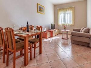 Attractive Apartment in Banjole near Fratarski Otok Island