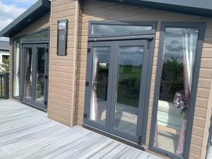 Muscovy Lodge with Hot Tub at Tattershall Lakes Country Park