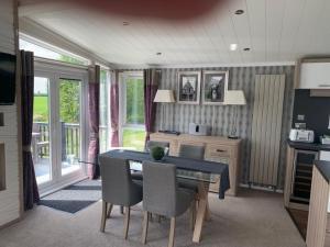 Muscovy Lodge with Hot Tub at Tattershall Lakes Country Park