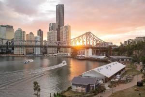 Inner-City Vibes! 2Bed1Bath1CarPoolBalcony~CBD