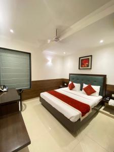 Status Business Hotel - Naveen Market
