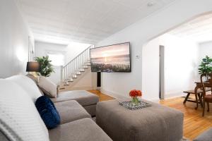 King Bed - 5 Min to MOA - 75 & 65 HDTV - Ping Pong