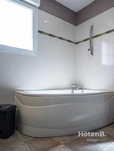 Maisons de vacances Les Lievres House Air-conditioned Relaxation Oasis with Pool & Jacuzzi : photos des chambres