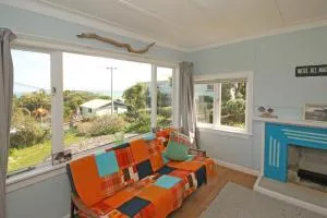 Classic bach near the beach - Putaki Bay