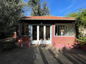 Charmante maison dans jardin, calme, 55m2- 2ch, métro, très proche Paris