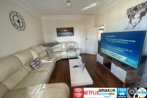 Wollongong station holiday house with Wi-Fi,75 Inch TV, Netflix,Parking,Beach