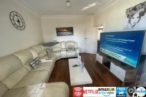 Wollongong station holiday house with Wi-Fi,75 Inch TV, Netflix,Parking,Beach - Unanderra