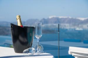 Cliffside Junior Suite with Private Pool and Caldera View