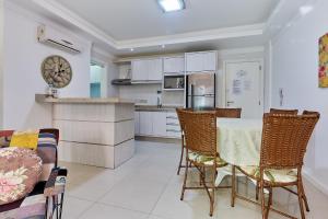 1054 - Apartamento Centro de Bombinhas - Vista Mar - 1 Vaga Garagem - 50 metros Praia