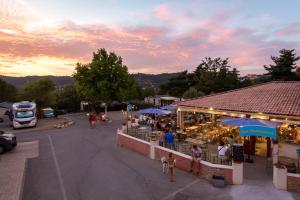 Campings Camping Paradis La Pinede : photos des chambres