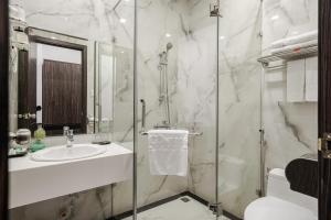 Phòng Deluxe giường đôi Có ban công (Deluxe Double Balcony Room)