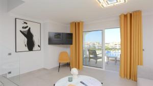 Green Valley 03- CleverDetails, Monte Verde, lux, distant sea view, 3 bedroom, 4 saltwater pools