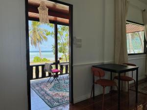 Beachfront house in Chaloklum