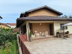 Luxury Airport Retreat - Dezmir