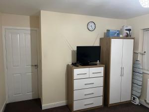 HAMS REST PLACE - Strictly Only ONE GUEST ALLOWED IN ONE ROOM A SECOND ACCOMPANYING PERSON WILL NOT BE ALLOWEDTHE PROPERTY