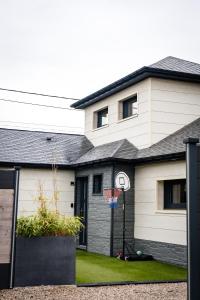 Maisons de vacances Le gite suspendu, jeux d'enigmes et chambre cachee : Gîte 2 Chambres 