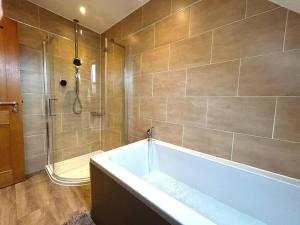 Moonsticks, Modern & Well Presented 5 Bed House