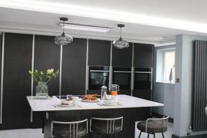 Moonsticks, Modern & Well Presented 5 Bed House