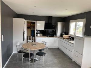 Logement 6 couchages, 3 chambres , jardin , parking , fibre , proche port et commerces