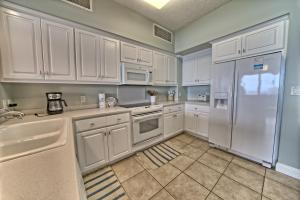 Spectacular Gulf front Condo with Beach and Picnic Area Access - Unit 1406