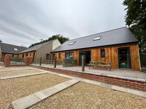 3 - Rabbit Warren, Bright décor home & private hot tub