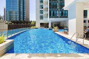 LuxeStaysMnl Coastal Chic Netflx 380MBPS Pool BGC