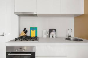 Central Sleek City Living close to Everything