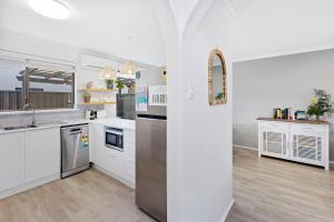 Coastal convenience! Walk to the shops & cafes...