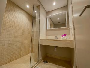 Modern apartment with large pool & beach access