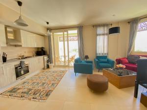 Modern apartment with large pool & beach access