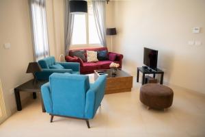 Modern apartment with large pool & beach access