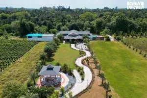 StayVista at Riverfront Cottage with Scenic River view, BBQ, Bonfire, Gazebo, Pet friendly - Umariā