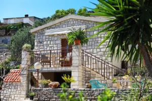 Small stone house in a quiet place island Solta