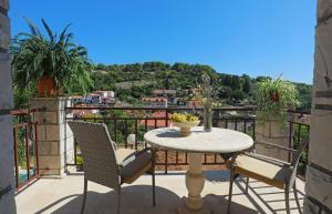 Small stone house in a quiet place island Solta - 4hvězdičkové hotely ve městě Stomorska