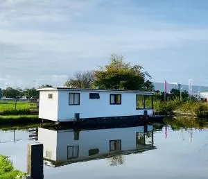 Woonboot in Sumar gelegen tussen Leeuwarden en Drachten - Oostermeer