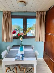 Woonboot in Sumar gelegen tussen Leeuwarden en Drachten