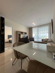 Mediterranea LUXURY APARTMENT with POOLTERRACEBARBEQUESEA VIEW!