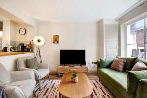 Beautifully refurbished cottage in lower Wivenhoe.