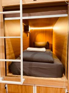 Giường Trong Phòng Nghỉ Tập Thể 8 Giường Cho Cả Nam Và Nữ (Bed in 8-Bed Mixed Dormitory Room)