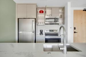 Congress Park 1BR w Gym Pool nr shops dining DEN-193