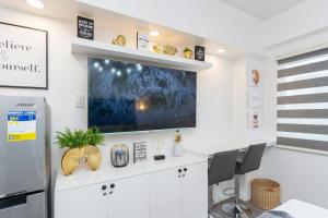 Kalani by J&J (Symfoni Nichols. Pool. Netflix)