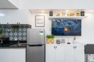 Kalani by J&J (Symfoni Nichols. Pool. Netflix)