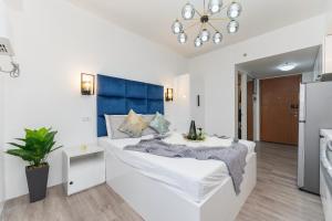 Kalani by J&J (Symfoni Nichols. Pool. Netflix)