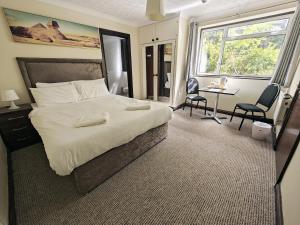 Double Room room in Little Foxes Hotel & Gatwick Airport Parking